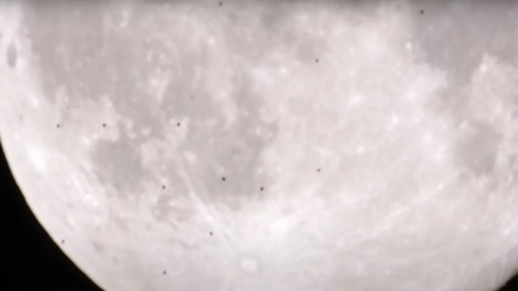 Возле Луны прошла шокирующая «флотилия из 38 НЛО» (Видео)