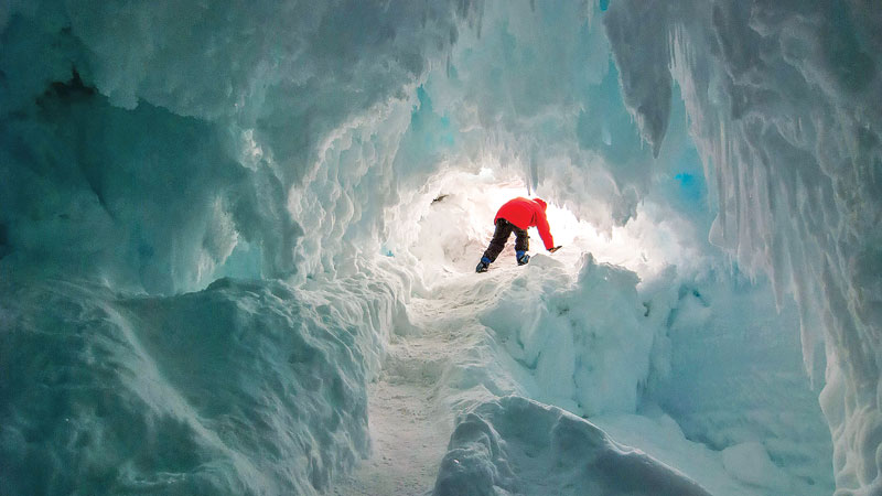 В Антарктиде открывается гигантская пещера»: база пришельцев?